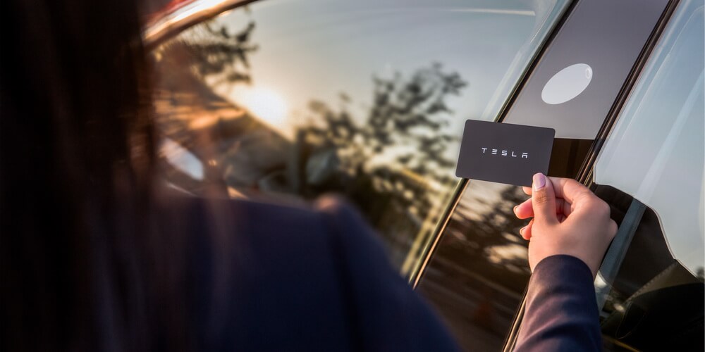 Пропонуємо послугу прив'язки ключа до автомобіля Tesla Model 3, Model Y, Model S Plaid, Paladium, Model X Plaid