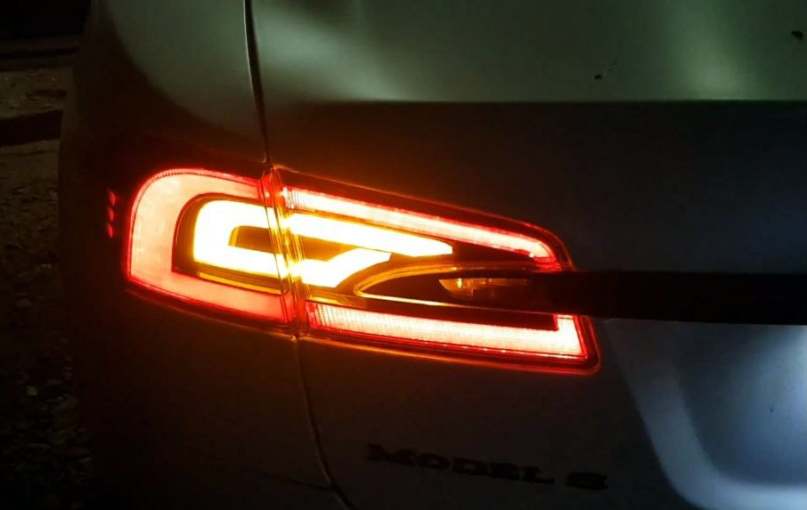 Переробка задніх ліхтарів Tesla Model S з американських на європейські, щоб моргали жовтим кольором