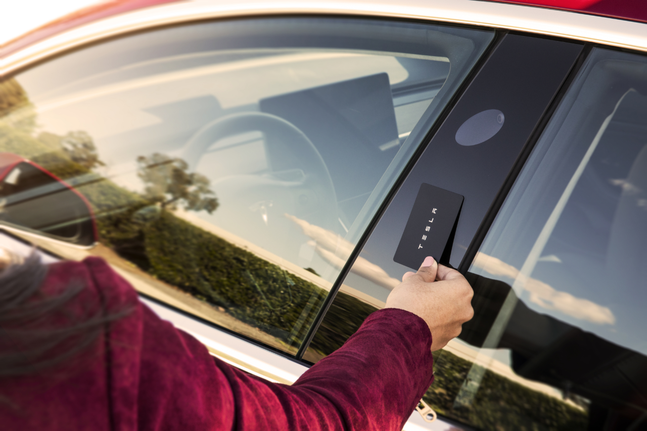 Пропонуємо послугу прив'язки ключа до автомобіля Tesla Model 3, Model Y, Model S Plaid, Paladium, Model X Plaid